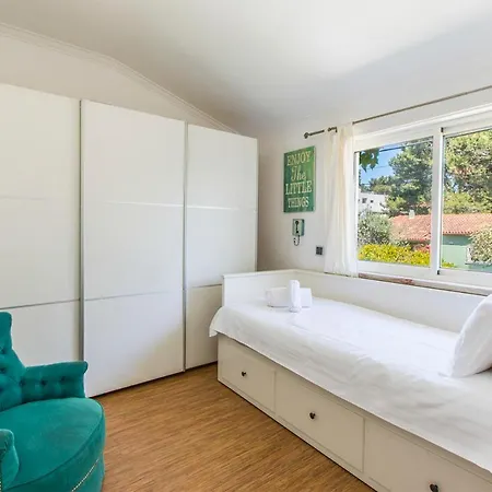 Villa Sleeps 9 With Pool Air Con And Wifi *
