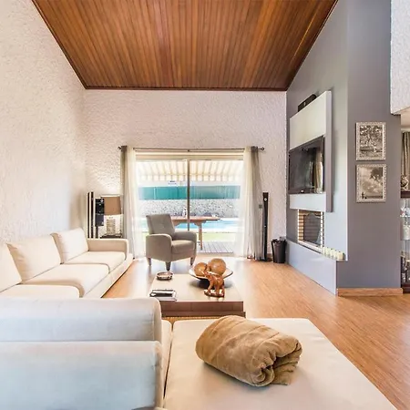 Sleeps 9 With Pool Air Con And Wifi